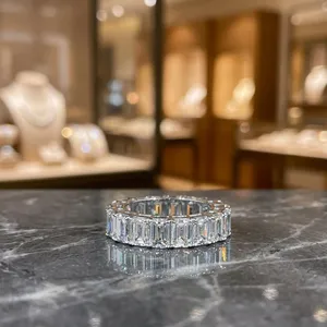 Anillo de Eternidad de Diamantes con Corte Esmeralda en Oro de 18K de Lujo para Mujer - Joyería Fina Premium para Boda y Compromiso - Product Image 5