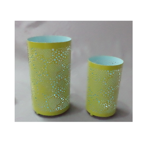 Ensemble de porte-bougies décoratifs en métal perforé, écologiques, résistants à la chaleur, faits à la main, cylindriques, extérieur jaune, intérieur bleu - Product Image 1