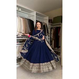 Robe de soirée de créateur entièrement brodée avec des sequins, style Asie-Pacifique, avec pantalon et dupatta inclus - Product Image 1