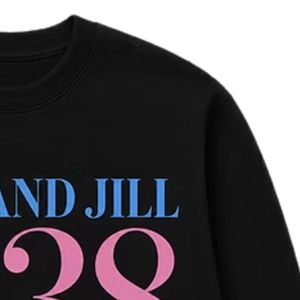 แจ็คแอนด์จิล 1938 ฟาร์เวสต์รีเจียน แบล็ค ครูว์เนคเสื้อสเวตเชิ้ตพิมพ์ลายกราฟิกแขนยาวผ้าฟลีซสำหรับกิจกรรมครอบครัว - Product Image 3