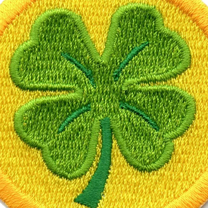 Patch brodé thermocollant circulaire avec motif trèfle à quatre feuilles vert sur fond jaune pour la décoration de vêtements - Product Image 5