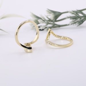 Anillo de Compromiso de Lujo con Diamante Cultivado en Laboratorio, Corte Redondo Inclinado en Oro Amarillo Moderno, Diseño Chevron en V Curvo con Micro Pavé, Regalo Nupcial - Product Image 3