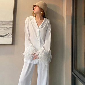 Ensemble de pyjama en satin pour femme, manches longues, longueur genou, garniture en plumes, élégant, noir, 2 pièces, col rond, taille élastique, fermeture boutonnée - Product Image 1