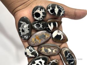 หินอัญมณีทรงหลวมผสมรูปร่างผสมขนาด20ถึง30มม. โดยประมาณจากใยแมงมุมธรรมชาติ - Product Image 4