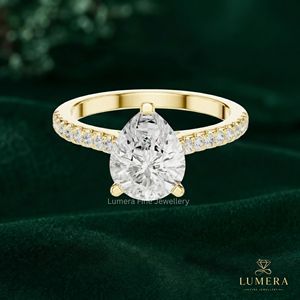 Bague de fiançailles de luxe en or jaune avec diamant de laboratoire fantaisie en forme de poire de 1,62 carat, certifié IGI, sertissage à griffes en V, qualité supérieure pour mariée - Product Image 2