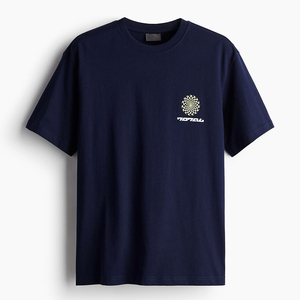 Camiseta Urbana Ecológica de Punto Blanco con un Diseño Distintivo Inspirado en la Naturaleza, 100% Algodón - Product Image 3