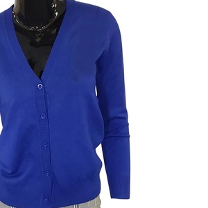 Suéter cárdigan de punto personalizado al por mayor para mujeres de hermandades universitarias, color azul sólido, cuello en V, OEM, estilo casual, cárdigan estilo universitario. - Product Image 3
