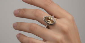 Bague de fiançailles vintage pour femme en argent 925 avec topaze naturelle taille poire sertie clos, idéale pour un cadeau d'anniversaire - Product Image 4