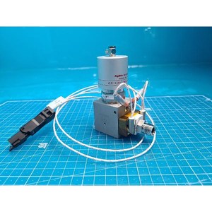 Vanne à diaphragme manuelle FUJIKIN 316L 449392 utilisée comme pièce détachée pour équipement semi-conducteur Legacy - Product Image 1