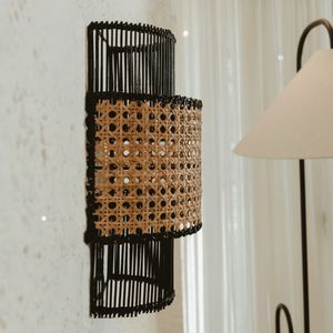 Lampe murale en rotin conçue avec un abat-jour à tissage ouvert pour une diffusion de lumière douce et un accent mural texturé naturel - Product Image 3