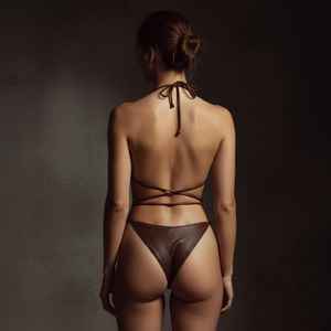Ensemble de bikini en cuir véritable marron |   Sangles réglables, design dos nu, ajustement confortable |   Vêtements modernes pour femmes de couleur brune - Product Image 3