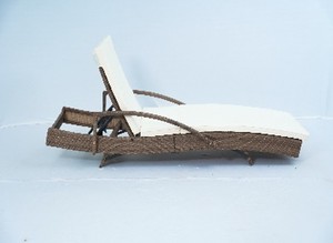 Chaise longue de piscine inclinable en rotin PE d'extérieur avec coussin crème et accoudoirs réglables - Product Image 1