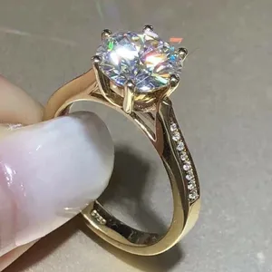 Bague solitaire en moissanite, argent sterling 925 plaqué or, bague de fiançailles, coupe ronde classique, aspect diamant, bijoux fins, cadeau - Product Image 2