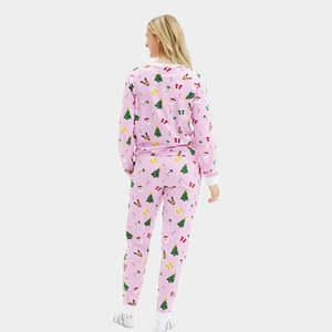 Conjunto Deportivo Familiar Navideño con Diseño de Colores Festivos, Top y Pantalones Coordinados para Eventos Navideños - Product Image 4
