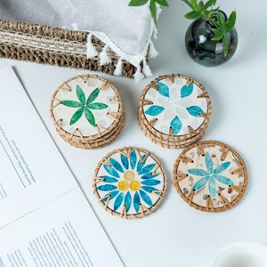 Ensemble de sous-verres en nacre bleue et blanche et en rotin, parfait pour une utilisation festive, décoration de table de fête et cadeaux, provenant d'Inde - Product Image 4