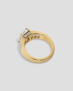 Bague de fiançailles en diamant émeraude de laboratoire 3 carats avec pierres latérales taille baguette – Alliance de mariage en diamant émeraude certifiée IGI - Product Image 3