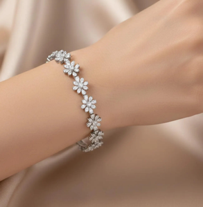 Brazalete de Plata de Ley 925 con Diamantes de Moissanita, Hermoso Regalo Personalizado para Ella - Product Image 1