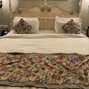 เตียงนอนสไตล์ยุโรปย้อนยุคหุ้มผ้าพิมพ์ลาย พร้อมฐานเตียงแบบยกพื้น ดีไซน์กลางศตวรรษ ทำจากไม้เนื้อแข็งธรรมชาติ 100% หรูหรา เหมาะสำหรับห้องนอนใหญ่ เตียงแต่งงานขนาดใหญ่ - Product Image 3