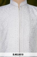 Élégant Sherwani Indo-Occidental en Soie Blanche pour Hommes, Broderie Florale et Cachemire Intense, Idéal pour Tenue de Mariage du Marié Royal