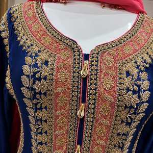 Ensemble de robe Anarkali en velours lourd brodé avec des travaux de Zari Zardozi et un dupatta, vêtements ethniques indiens pour les mariages et les fêtes - Product Image 6