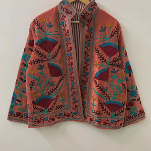 Veste en velours brodée Suzani faite à la main pour femmes, style bohème, motif floral, vêtement d'extérieur tendance pour l'hiver - Product Image 1
