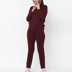 Ensemble de survêtement pour femme à manches longues, couleur unie, décontracté, avec poches latérales, matière polyester respirante, haut à capuche rouge - Product Image 3