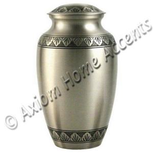 Elegante urna funeraria de latón con artesanía detallada y superficie brillante para un monumento duradero de Axiom Home Accents - Product Image 4