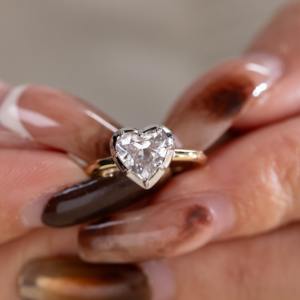 Anillo de Diamante de Laboratorio en Forma de Corazón de 1 Quilate, Oro Amarillo de 14K para Mujer, con Engaste de Bisel en Oro Blanco, Estilo Moderno - Product Image 1