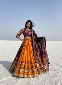 Ensemble Lehenga Choli de créateur jaune et violet pour Navratri, en coton mousseline épais, avec broderie de miroirs authentique et imprimé numérique, pour les festivals Garba et Dandiya - Product Image 1