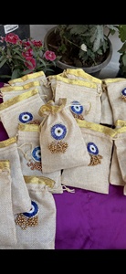 Pochettes cadeaux artisanales en jute avec cordon, ornées de perles, amulette Nazar pour la protection et la prospérité - Product Image 2