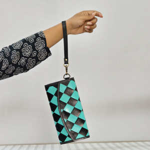Porta Pasaportes de Cuero Genuino Hecho a Mano de Alta Calidad, Elegante, para Mujer, con Cierre a Presión Antirrobo, Corto - Product Image 2
