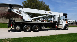 Grue de camion montée sur camion Peterbilt 365 de 2018, modèle AC45-127S, capacité de levage maximale de 90 000 lb. - Product Image 2