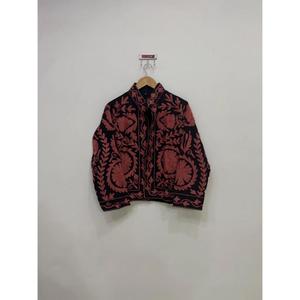 Chaqueta Acolchada Negra con Bordado Floral para Mujer, Estilo Étnico Tradicional, Abertura Frontal, Invierno, 100% Algodón Ecológico, Prenda Exterior Elegante - Product Image 1