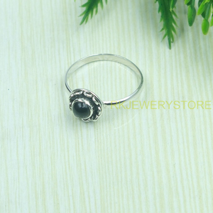 Bague en Onyx Noir Naturel Rond Cabochon, Argent Sterling 925, Faite à la Main, Sertissage Floral, Bague Minimaliste en Pierre Précieuse pour Femme - Product Image 3