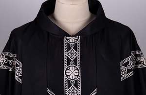 Vêtement liturgique moderne de haute qualité pour prêtre/célébrant, noir imprimé, brodé, durable, avec étole, personnalisable - Product Image 2