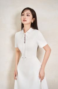 เดรสยาวทรงเข้ารูปสำหรับผู้หญิง คอปกปีเตอร์แพน รุ่น CLARA OEM / ODM ป้องกันไฟฟ้าสถิตย์ สไตล์เรียบง่าย เอวสูง เหมาะกับทุกฤดูกาล - Product Image 5