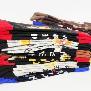 Chaussettes graphiques audacieuses, chaussettes personnalisées imprimées, chaussettes de mode, designs artistiques urbains, chaussettes décontractées en coton pour unisexe - Product Image 3