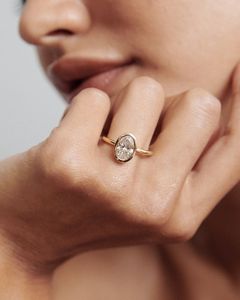 Bague de fiançailles en or massif 14 carats avec diamant de laboratoire taille ovale sur mesure, monture closée en or 14 carats, bague solitaire pour femme, OEM - Product Image 6