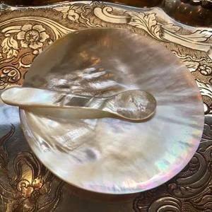 Plat de service élégant en nacre irisée avec incrustation de coquillages, idéal pour les dîners, les tables de fêtes et les cadeaux raffinés, provenant du Vietnam. - Product Image 3
