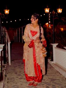 طقم كورتي أحمر مع بنطلون بالازو من الحرير المطرز بالترتر والزري والخيوط، مع بنطلون بالازو من قماش الجاكار ودوباتا - Product Image 3