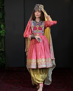 Hermoso Vestido Tradicional Afgano Kuchi, Mangas Largas Oscuras, Bordado Multicolor Detallado en el Pecho, Vestido Afgano Kuchi con Monedas - Product Image 3
