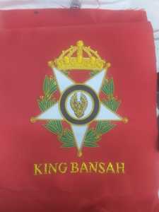 Écusson en feutre non tissé brodé à la main King Bansah avec motif étoile, couronne et aigle, rouge, à coudre - Product Image 1