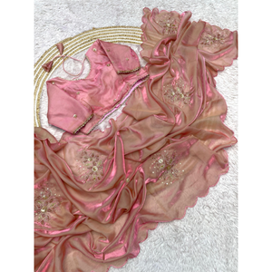 Sari de algodón color melocotón de moda para fiestas, con delicado trabajo en oro, atuendo tradicional moderno. - Product Image 3