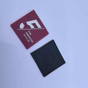 Badge en silicone PVC personnalisé en gros, patch logo 3D gaufré pour vêtements, chaussures, sacs, chapeaux, décoration par presse à chaud - Product Image 1