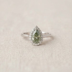 Ensemble Halo romantique, pierre précieuse verte en forme de poire, moissanite, cadeau pour la Saint-Valentin, bague plaquée or blanc 10 carats, bijoux de mariée faits à la main - Product Image 1