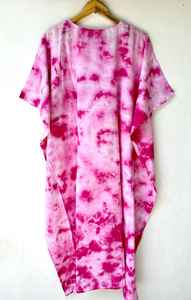 ชุดเดรสยาวแบบคาฟตันลายมัดย้อมสีชมพูอินเดีย ผ้าฝ้ายเนื้อนุ่ม สวมใส่สบาย เหมาะสำหรับเป็นชุดคลุมอาบน้ำหรือชุดใส่พักผ่อนในรีสอร์ท - Product Image 4
