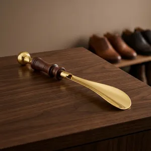 Chausse-pied de luxe en laiton avec manche en bois, élégant et poli, accessoire classique pour l'essayage de chaussures, idéal pour l'entrée - Product Image 1
