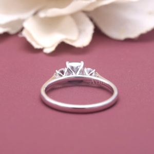 Bague de fiançailles à trois pierres en diamant de laboratoire taille coussin certifié IGI, or blanc/jaune et rose 14 carats, bague trilogie en diamant - Product Image 2