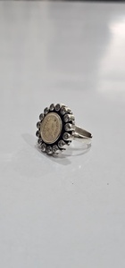 Bague artisanale en argent style Reine Victoria avec zircon blanc, finition oxydée, pour mariage et fiançailles, bijoux pour femme, vente en gros - Product Image 3
