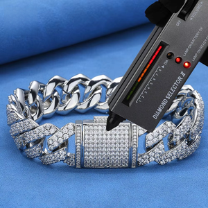 สร้อยข้อมือฮิปฮอป เงินแท้ 925 ชุบทองคำขาว ดีไซน์แบบ Cuban Link ผ่านการทดสอบเพชร สำหรับผู้ชายและผู้หญิง ประดับเพชรเต็มเส้น - Product Image 3
